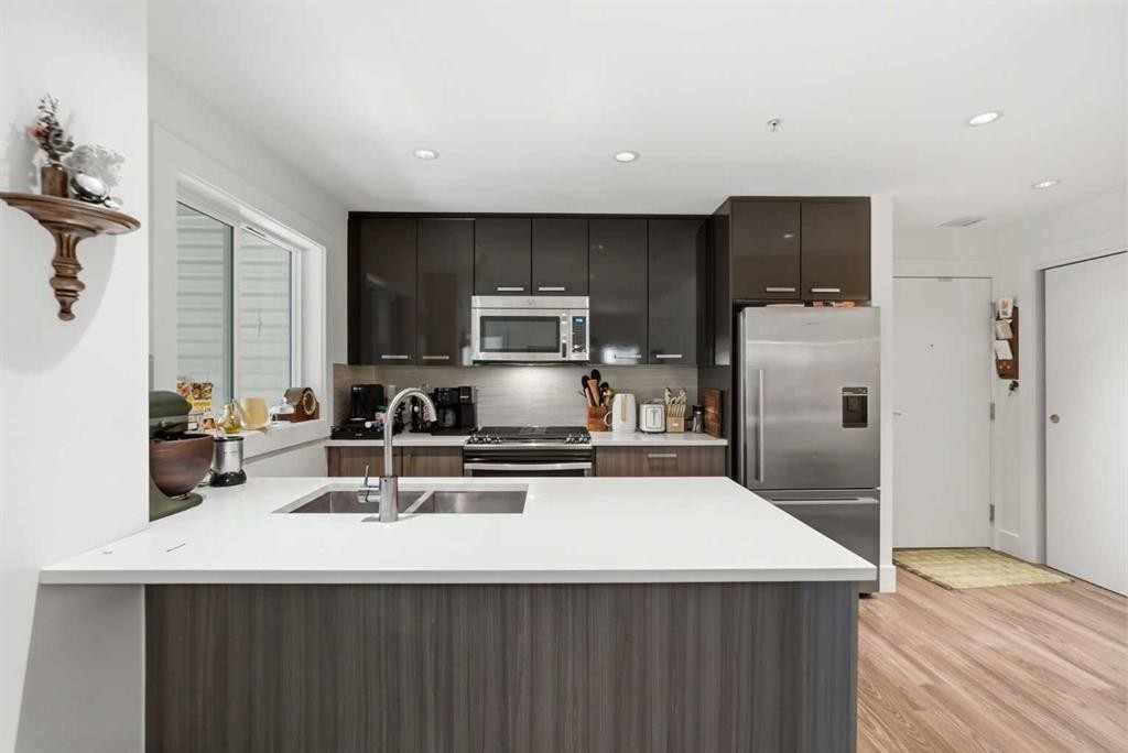 118-510 Edmonton Trail Ne, Calgary, AB - Indoor Photo Showing Kitchen With Double Sink With Upgraded Kitchen