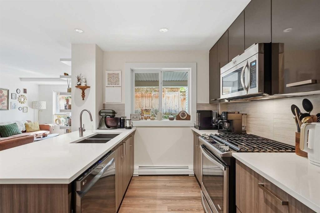 118-510 Edmonton Trail Ne, Calgary, AB - Indoor Photo Showing Kitchen With Double Sink With Upgraded Kitchen