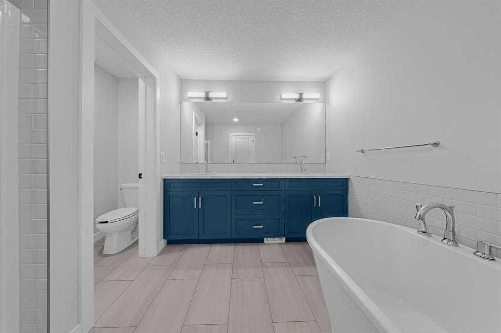 82 Belvedere Green Se, Calgary, AB - Indoor Photo Showing Bathroom