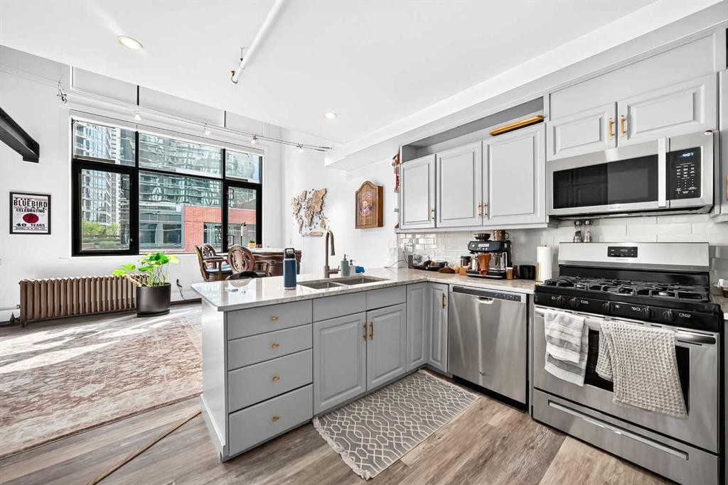 307-220 11 Avenue Se, Calgary, AB - Indoor Photo Showing Kitchen With Double Sink