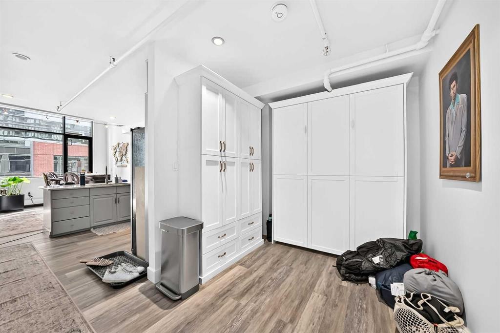 307-220 11 Avenue Se, Calgary, AB - Indoor Photo Showing Other Room