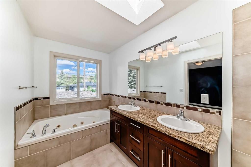 2-1921 30 Street Sw, Calgary, AB - Indoor Photo Showing Bathroom