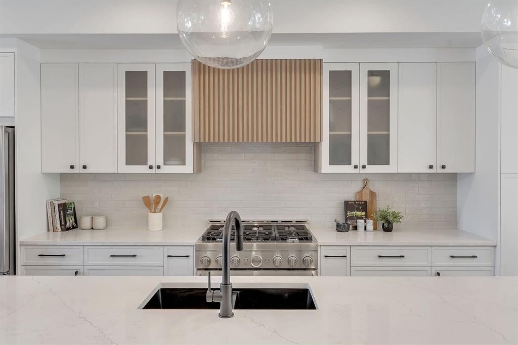 520 22 Avenue Nw, Calgary, AB - Indoor Photo Showing Kitchen With Upgraded Kitchen