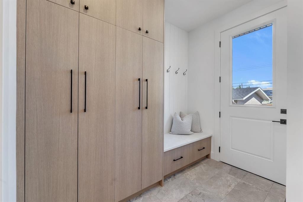 520 22 Avenue Nw, Calgary, AB - Indoor Photo Showing Other Room