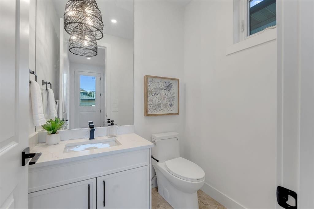 520 22 Avenue Nw, Calgary, AB - Indoor Photo Showing Bathroom