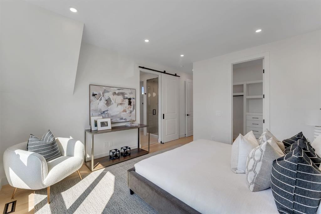 520 22 Avenue Nw, Calgary, AB - Indoor Photo Showing Bedroom