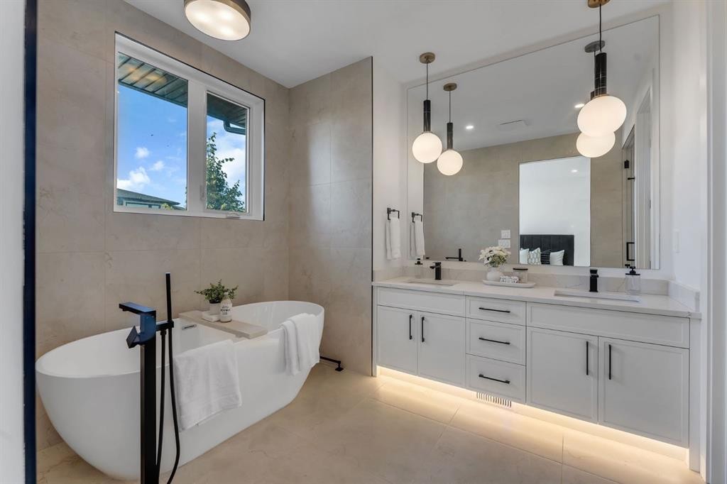 520 22 Avenue Nw, Calgary, AB - Indoor Photo Showing Bathroom