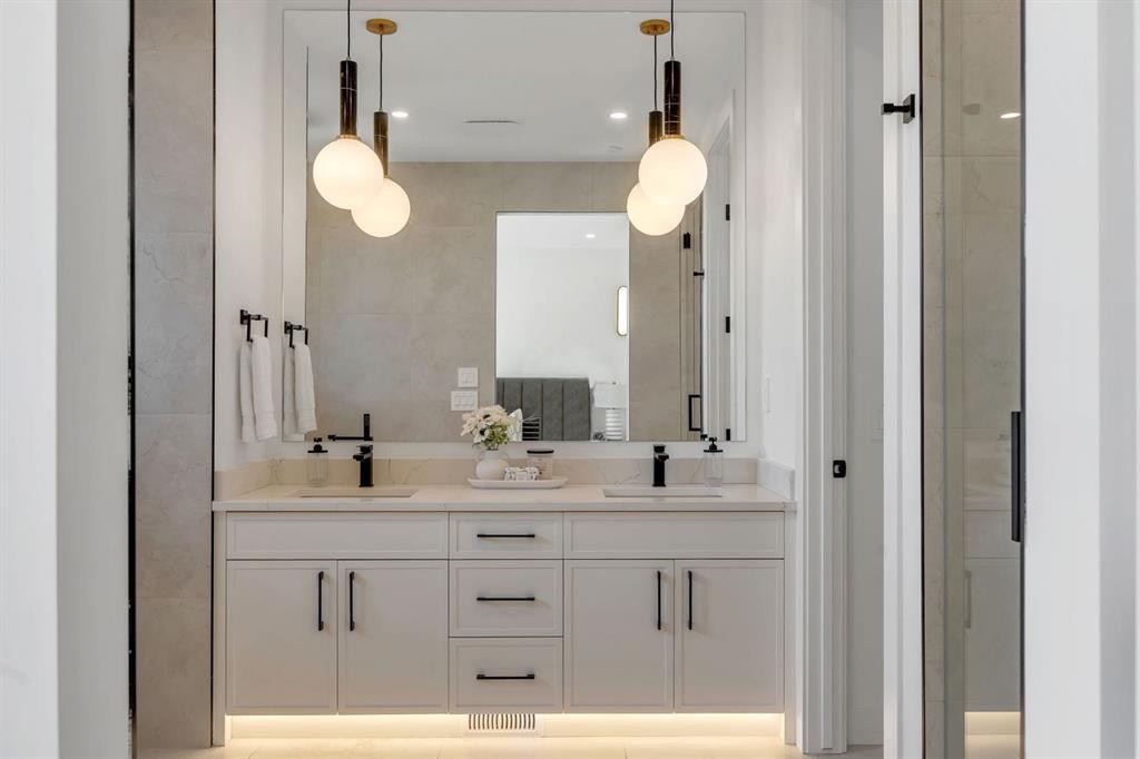 520 22 Avenue Nw, Calgary, AB - Indoor Photo Showing Bathroom