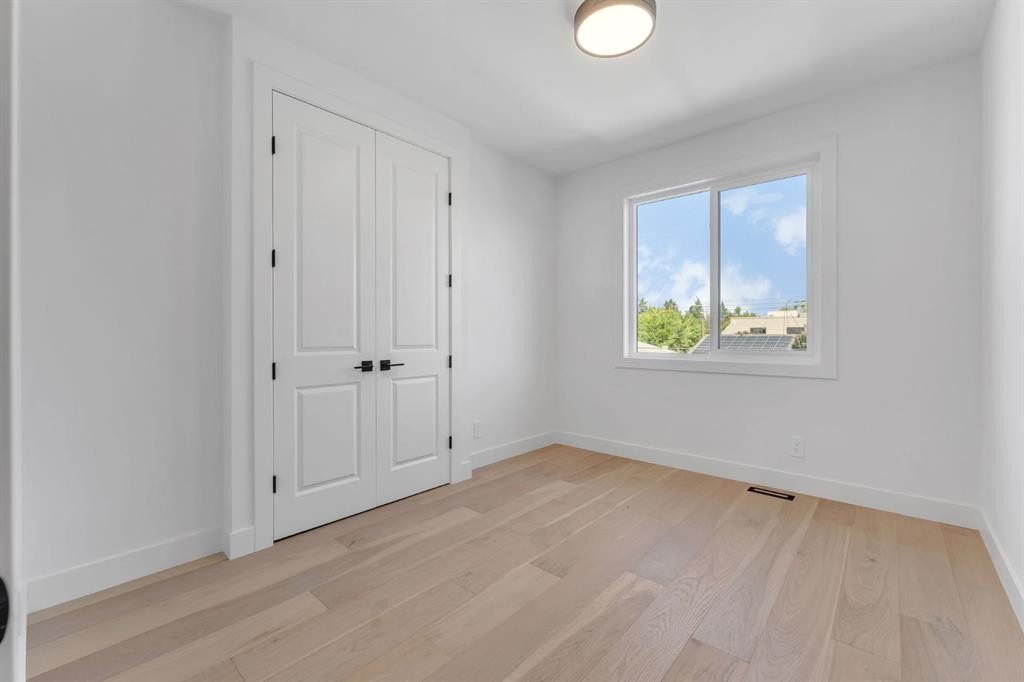 520 22 Avenue Nw, Calgary, AB - Indoor Photo Showing Other Room