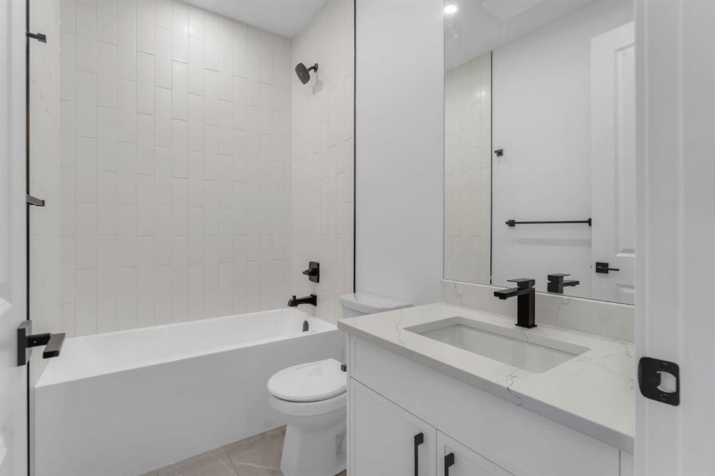 520 22 Avenue Nw, Calgary, AB - Indoor Photo Showing Bathroom