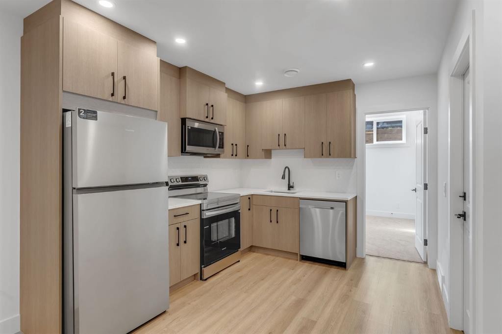 520 22 Avenue Nw, Calgary, AB - Indoor Photo Showing Kitchen