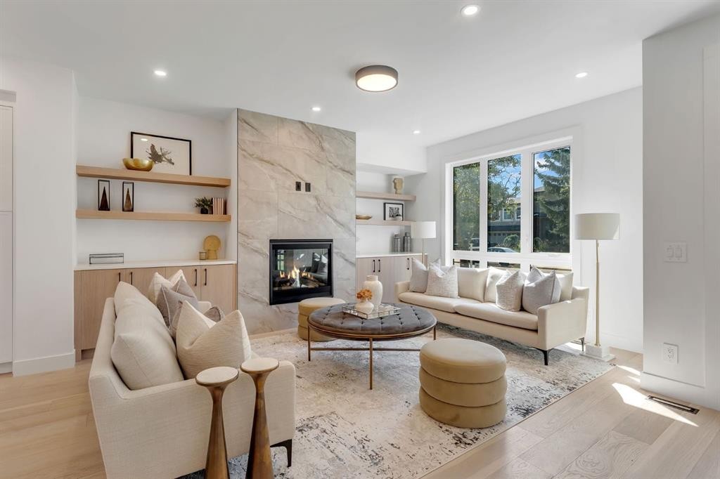 520 22 Avenue Nw, Calgary, AB - Indoor Photo Showing Living Room With Fireplace