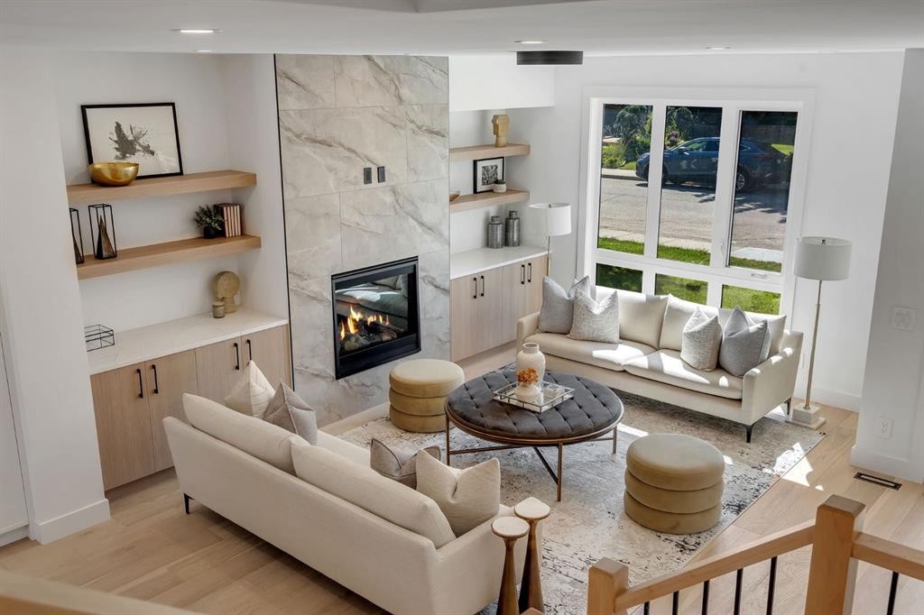 520 22 Avenue Nw, Calgary, AB - Indoor Photo Showing Living Room With Fireplace