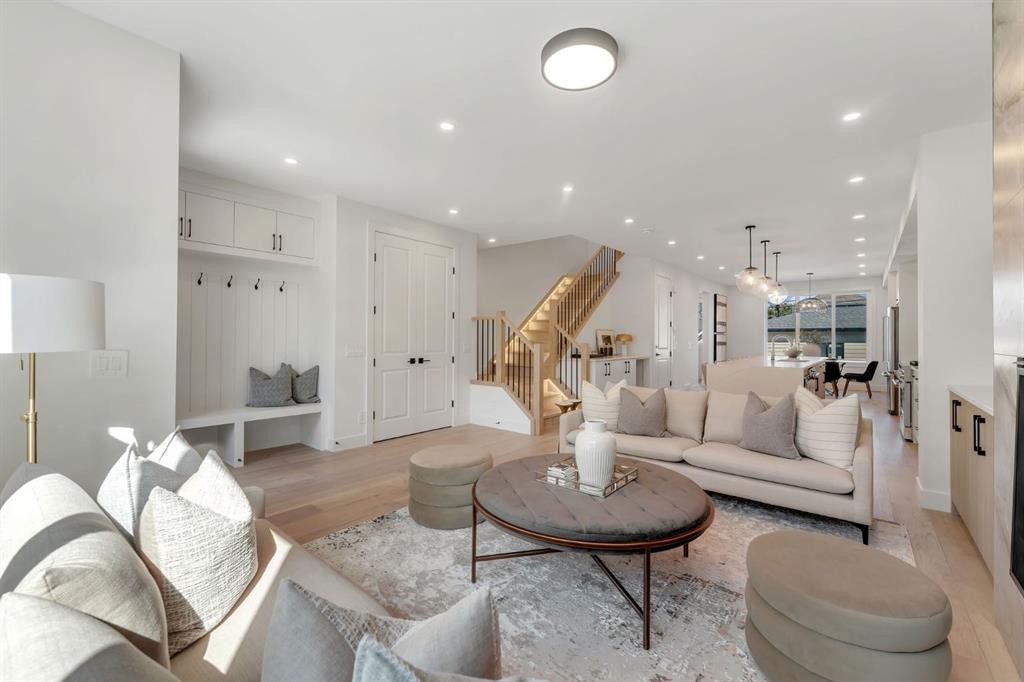520 22 Avenue Nw, Calgary, AB - Indoor Photo Showing Living Room