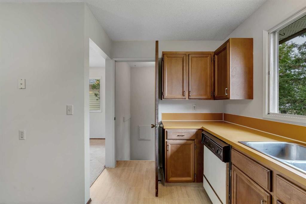 5811 11 Street Nw, Calgary, AB - Indoor Photo Showing Kitchen