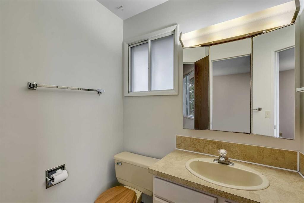 5811 11 Street Nw, Calgary, AB - Indoor Photo Showing Bathroom