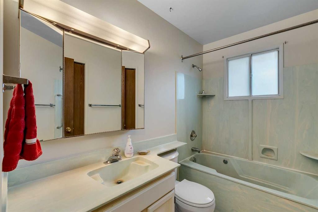 5811 11 Street Nw, Calgary, AB - Indoor Photo Showing Bathroom