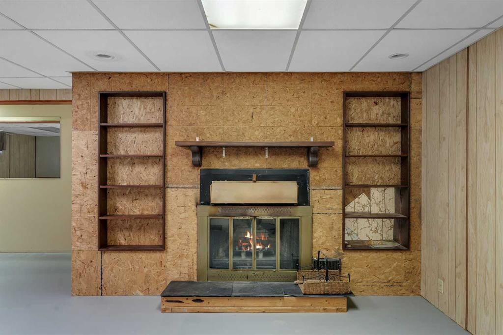 5811 11 Street Nw, Calgary, AB - Indoor With Fireplace