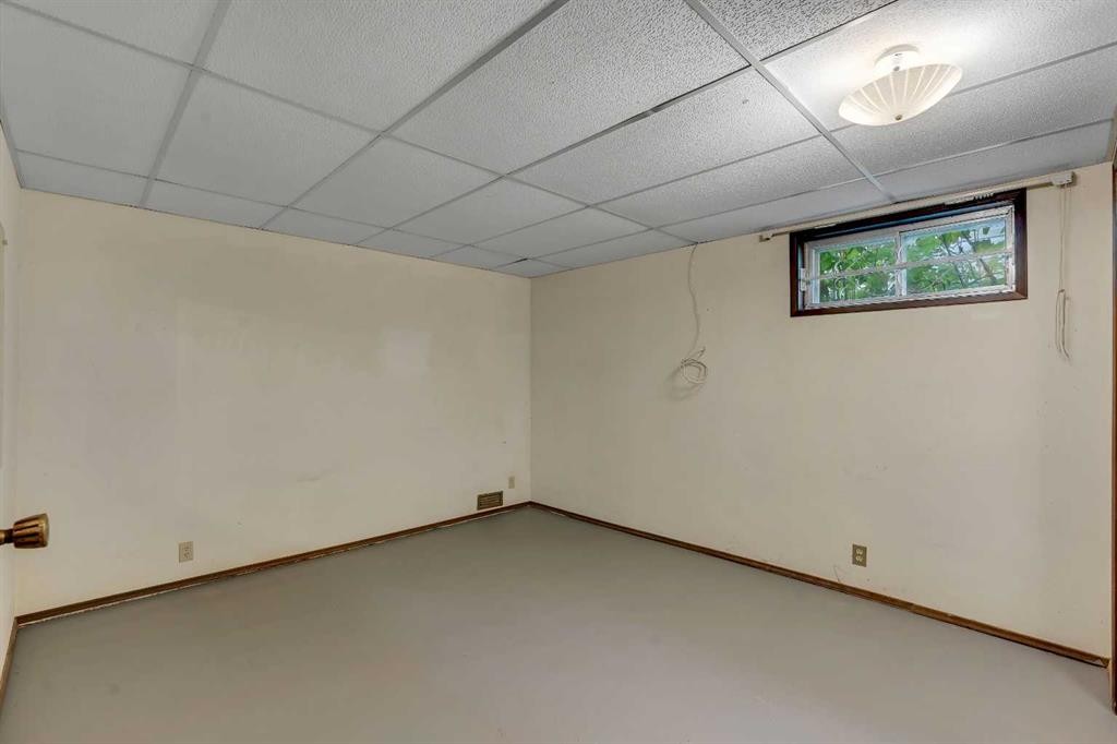 5811 11 Street Nw, Calgary, AB - Indoor Photo Showing Other Room
