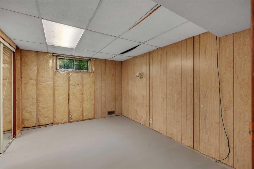 5811 11 Street Nw, Calgary, AB - Indoor Photo Showing Other Room