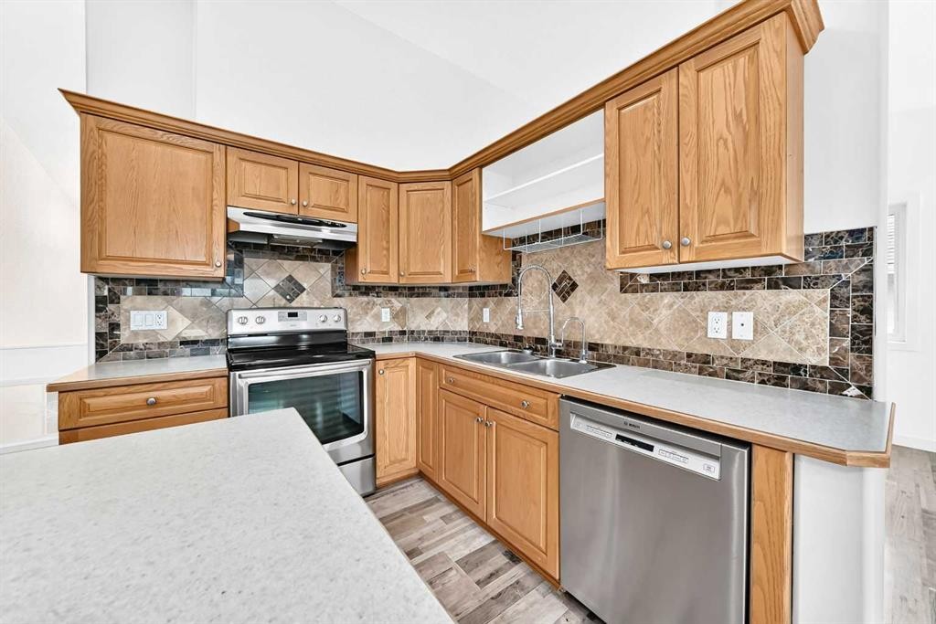 18 Julia Place, Didsbury, AB - Indoor Photo Showing Kitchen With Double Sink