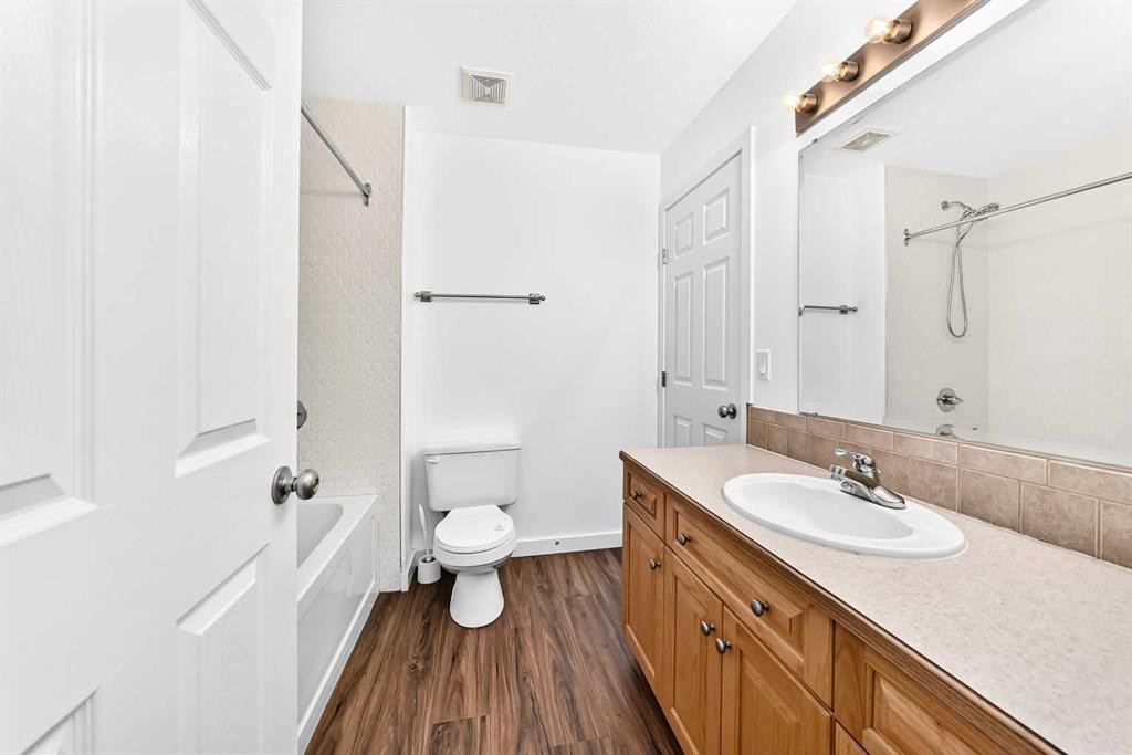 18 Julia Place, Didsbury, AB - Indoor Photo Showing Bathroom