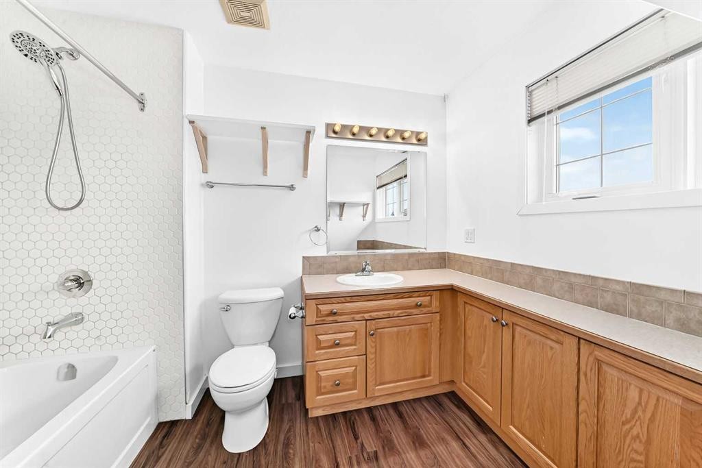 18 Julia Place, Didsbury, AB - Indoor Photo Showing Bathroom