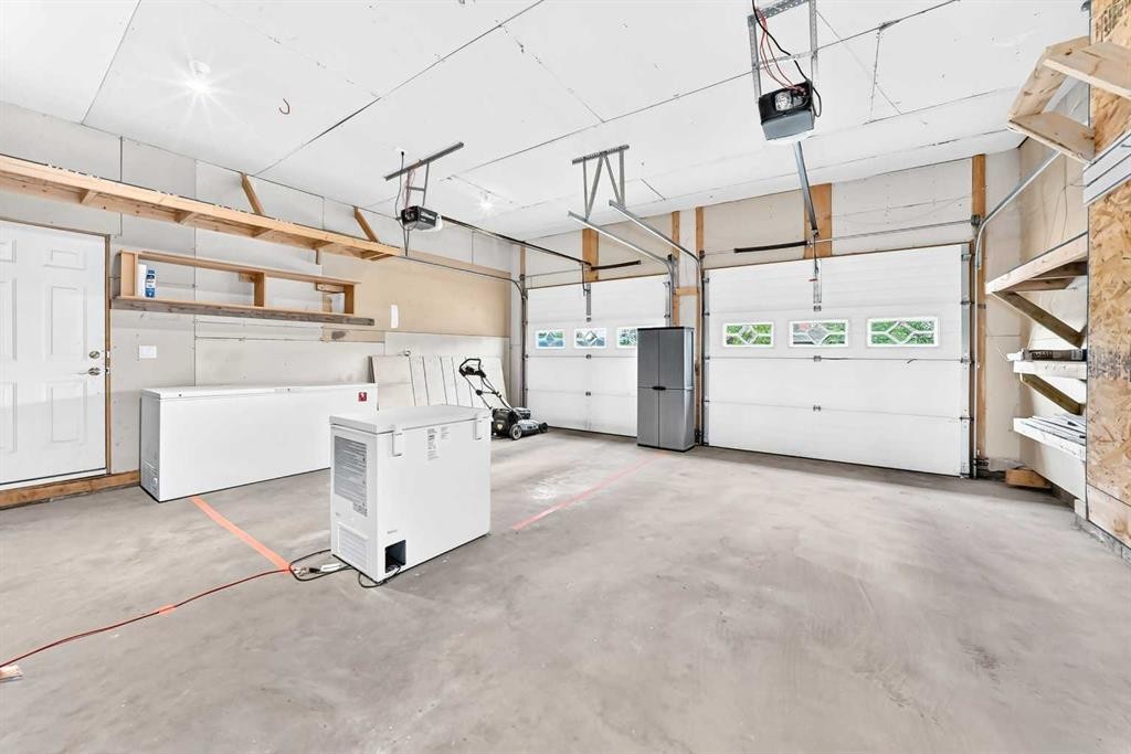 18 Julia Place, Didsbury, AB - Indoor Photo Showing Garage