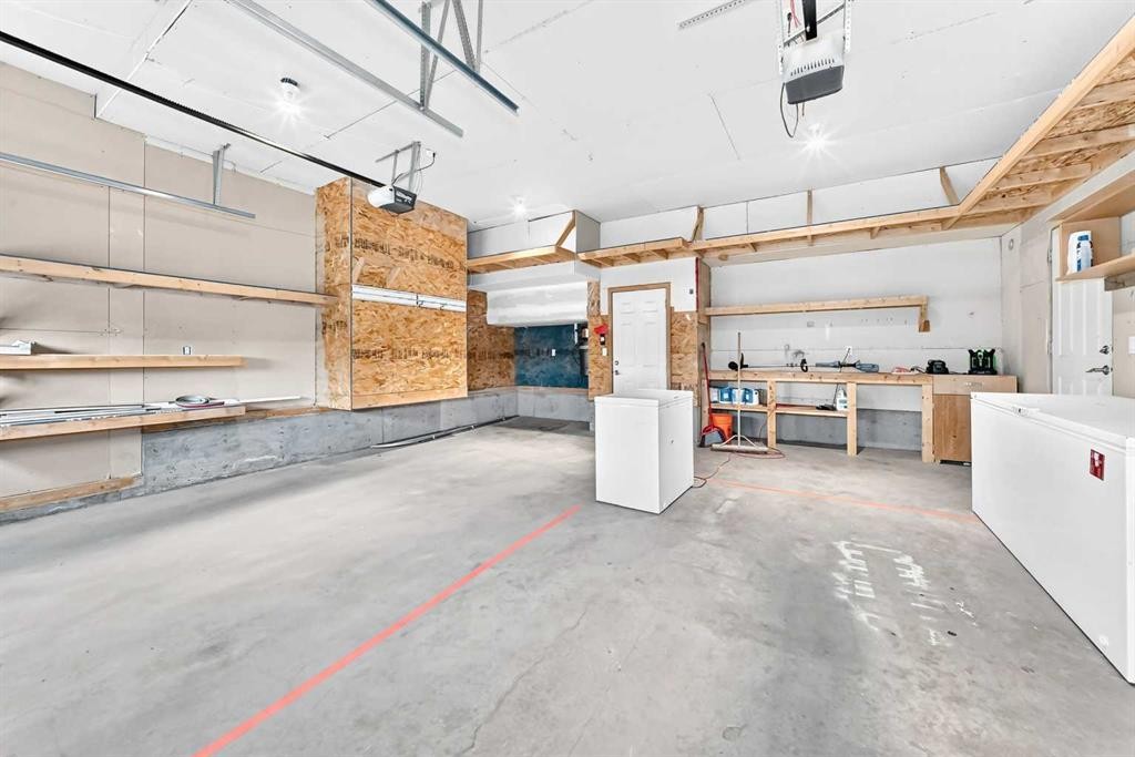 18 Julia Place, Didsbury, AB - Indoor Photo Showing Garage