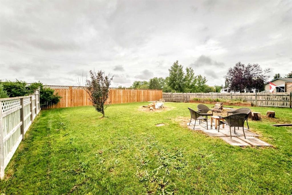 18 Julia Place, Didsbury, AB - Outdoor With Backyard