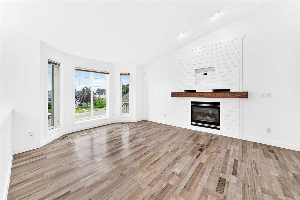18 Julia Place, Didsbury, AB - Indoor Photo Showing Living Room With Fireplace