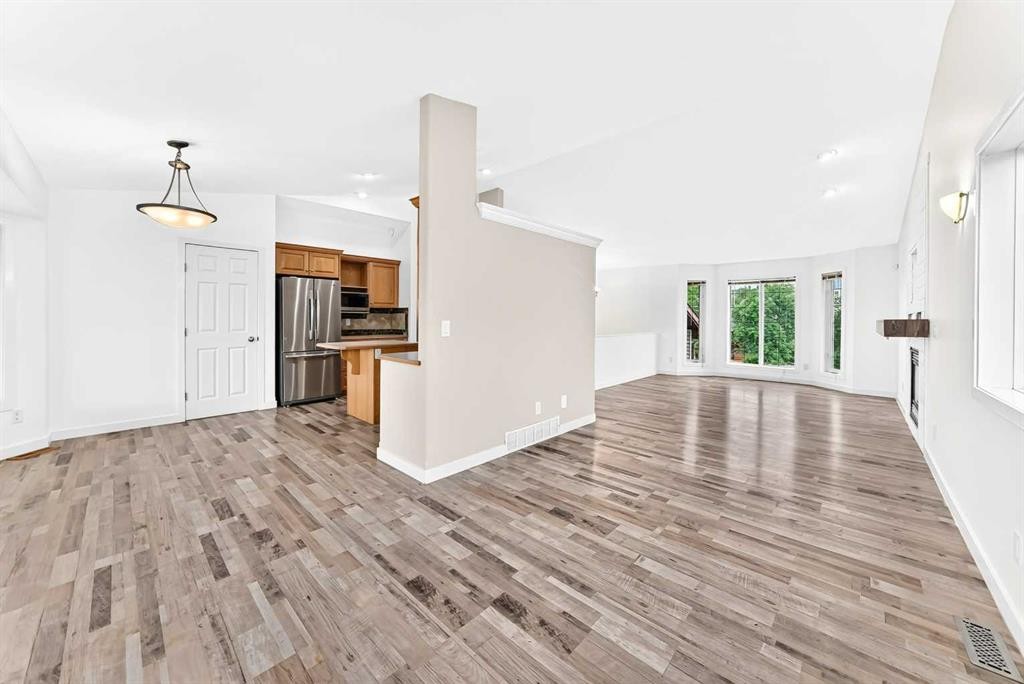 18 Julia Place, Didsbury, AB - Indoor