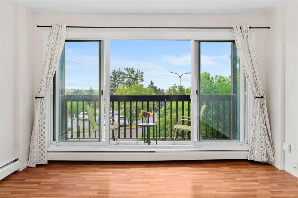 607-8948 Elbow Drive Sw, Calgary, AB - Indoor Photo Showing Other Room