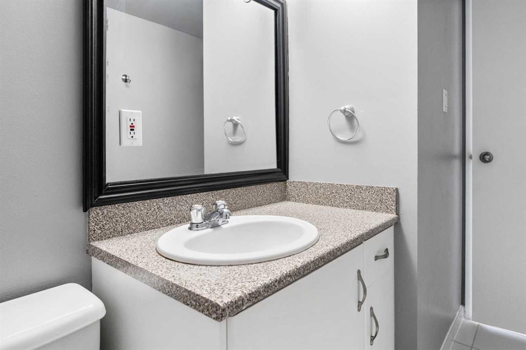 607-8948 Elbow Drive Sw, Calgary, AB - Indoor Photo Showing Bathroom
