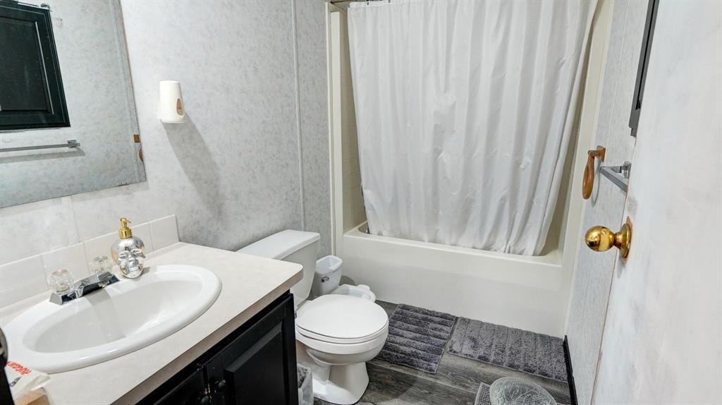 428 57 Avenue West, Claresholm, AB - Indoor Photo Showing Bathroom