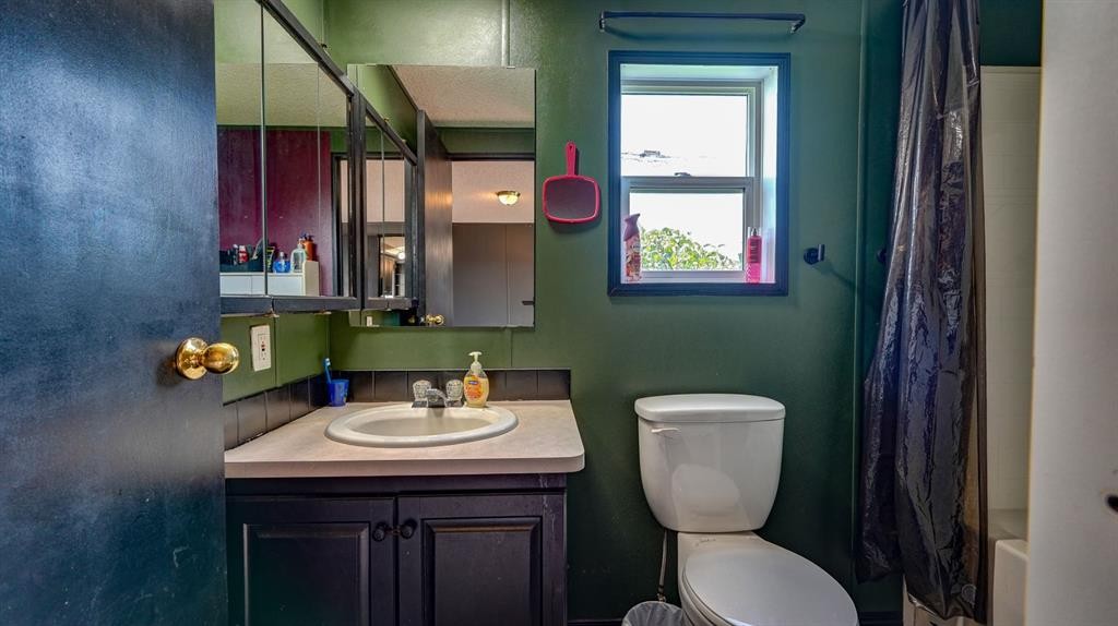 428 57 Avenue West, Claresholm, AB - Indoor Photo Showing Bathroom