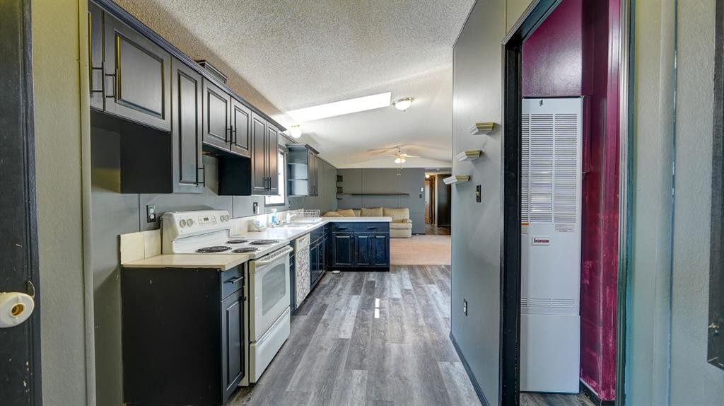 428 57 Avenue West, Claresholm, AB - Indoor Photo Showing Kitchen