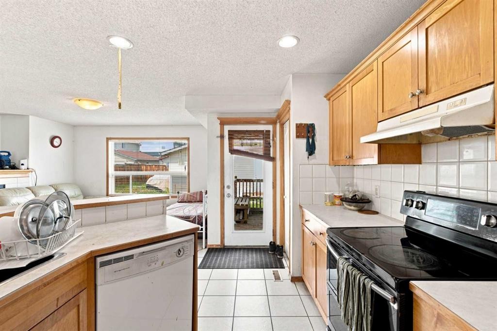 162 Taradale Drive Ne, Calgary, AB - Indoor Photo Showing Kitchen