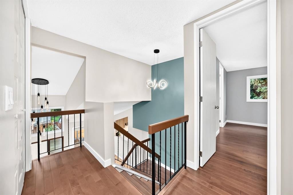 39 Woodfield Crescent Sw, Calgary, AB - Indoor Photo Showing Other Room