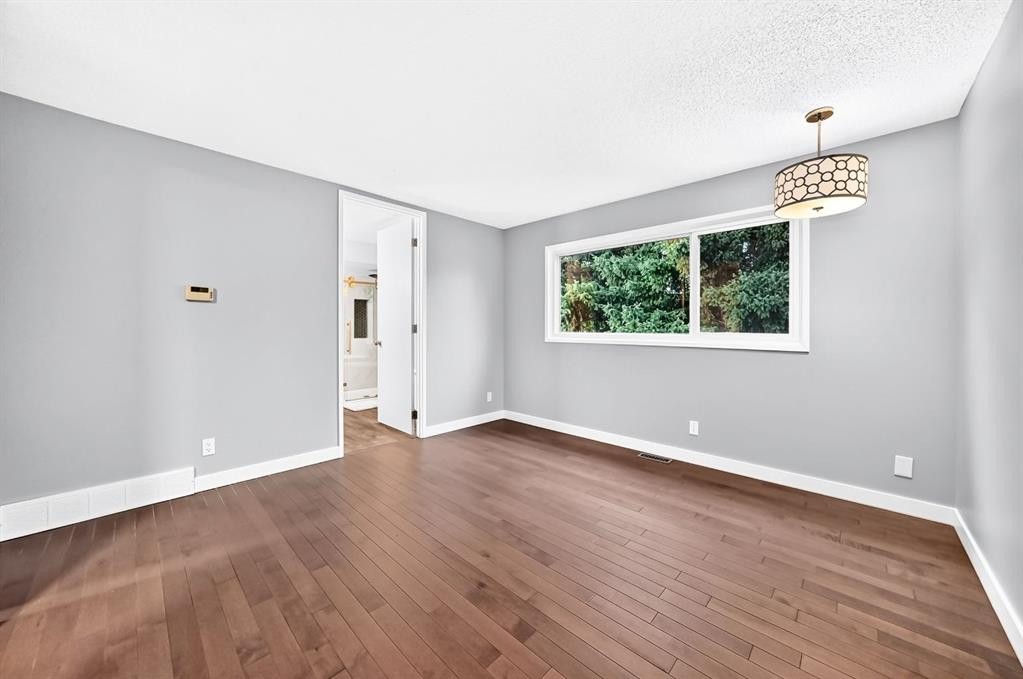39 Woodfield Crescent Sw, Calgary, AB - Indoor Photo Showing Other Room