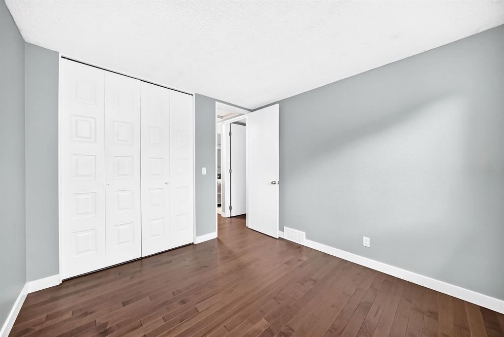 39 Woodfield Crescent Sw, Calgary, AB - Indoor Photo Showing Other Room