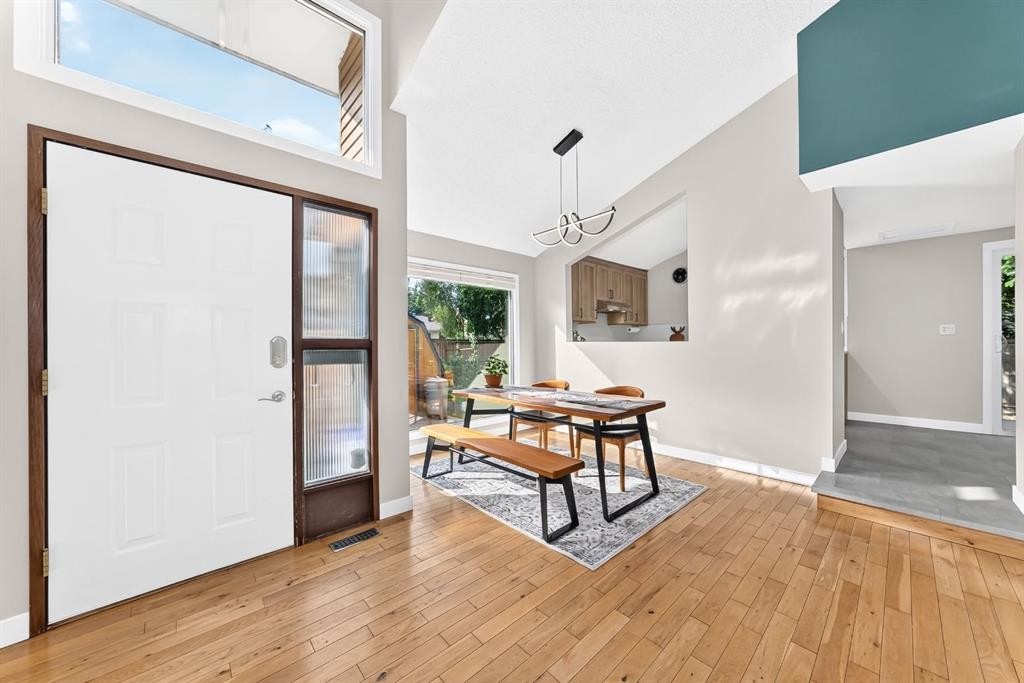 39 Woodfield Crescent Sw, Calgary, AB - Indoor Photo Showing Other Room