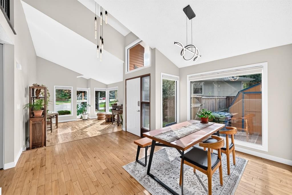 39 Woodfield Crescent Sw, Calgary, AB - Indoor Photo Showing Dining Room