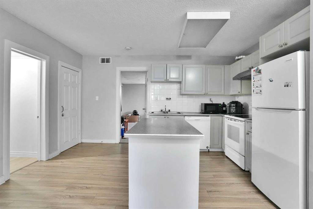 2003 62 Avenue Se, Calgary, AB - Indoor Photo Showing Kitchen