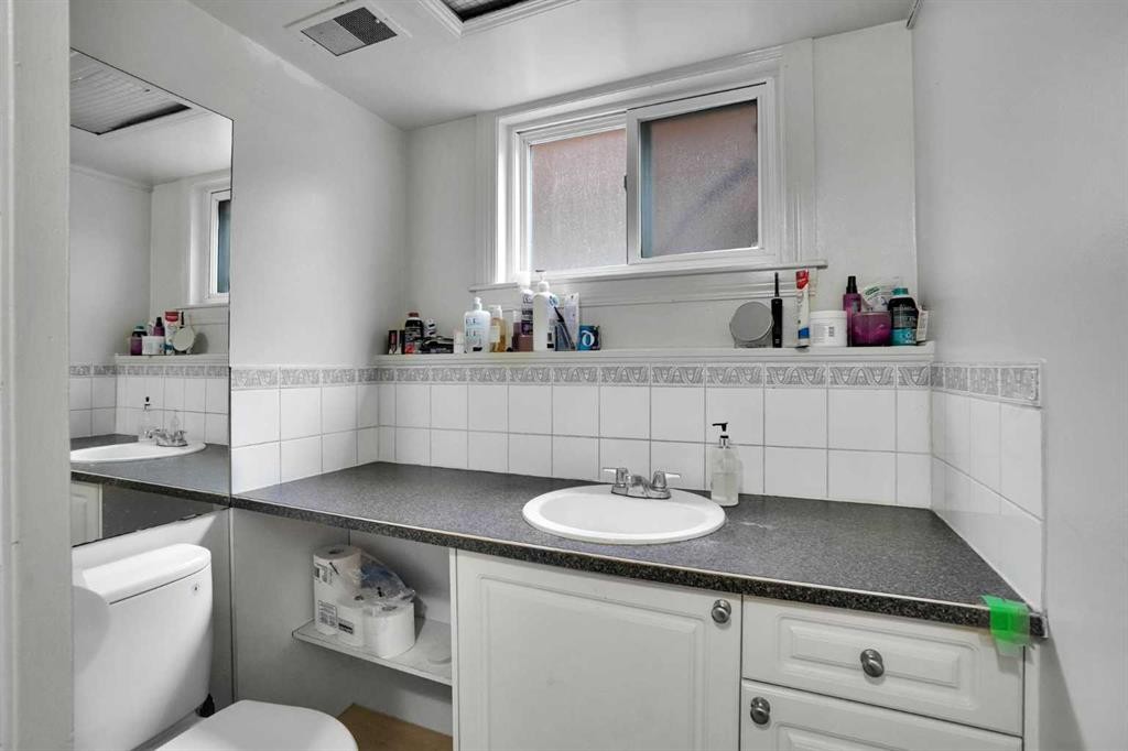 2003 62 Avenue Se, Calgary, AB - Indoor Photo Showing Bathroom