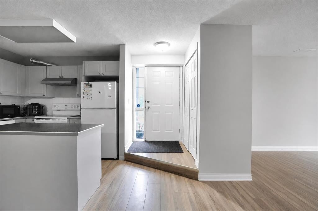2003 62 Avenue Se, Calgary, AB - Indoor Photo Showing Kitchen