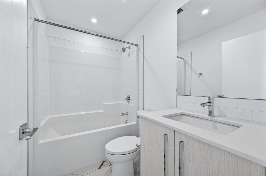 1305-44 Skyview Parkway Ne, Calgary, AB - Indoor Photo Showing Bathroom