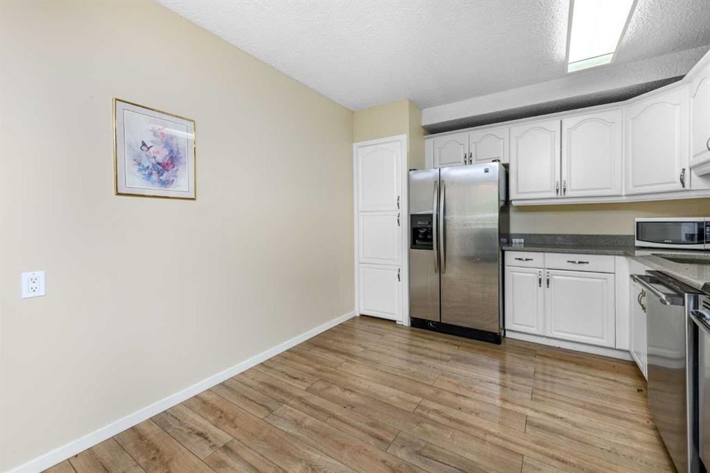 8-643 4 Avenue Ne, Calgary, AB - Indoor Photo Showing Kitchen