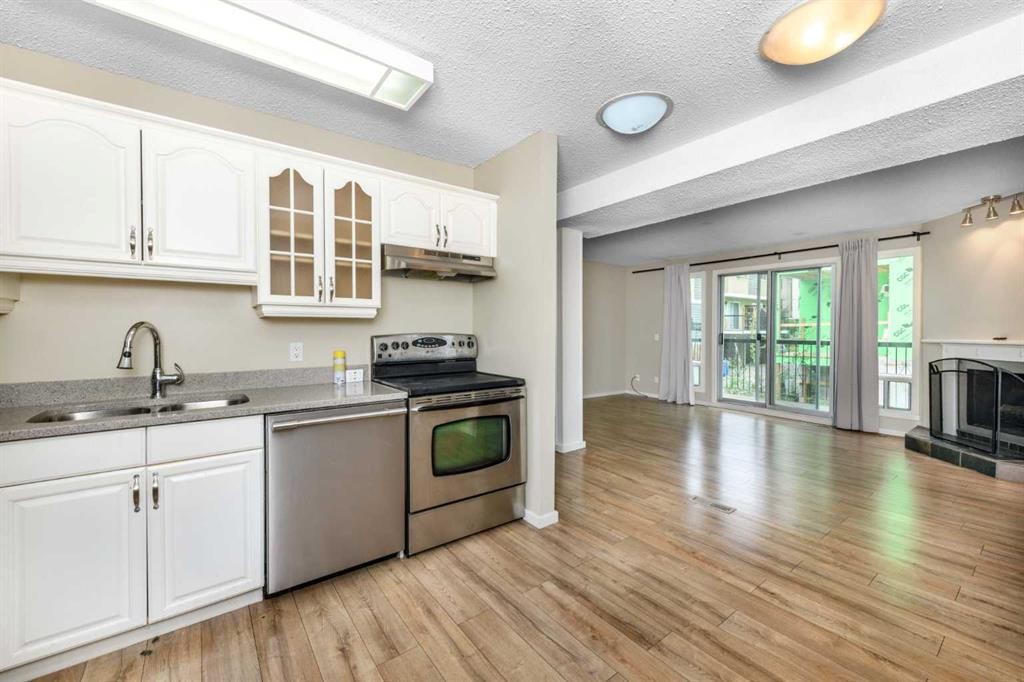 8-643 4 Avenue Ne, Calgary, AB - Indoor Photo Showing Kitchen With Double Sink
