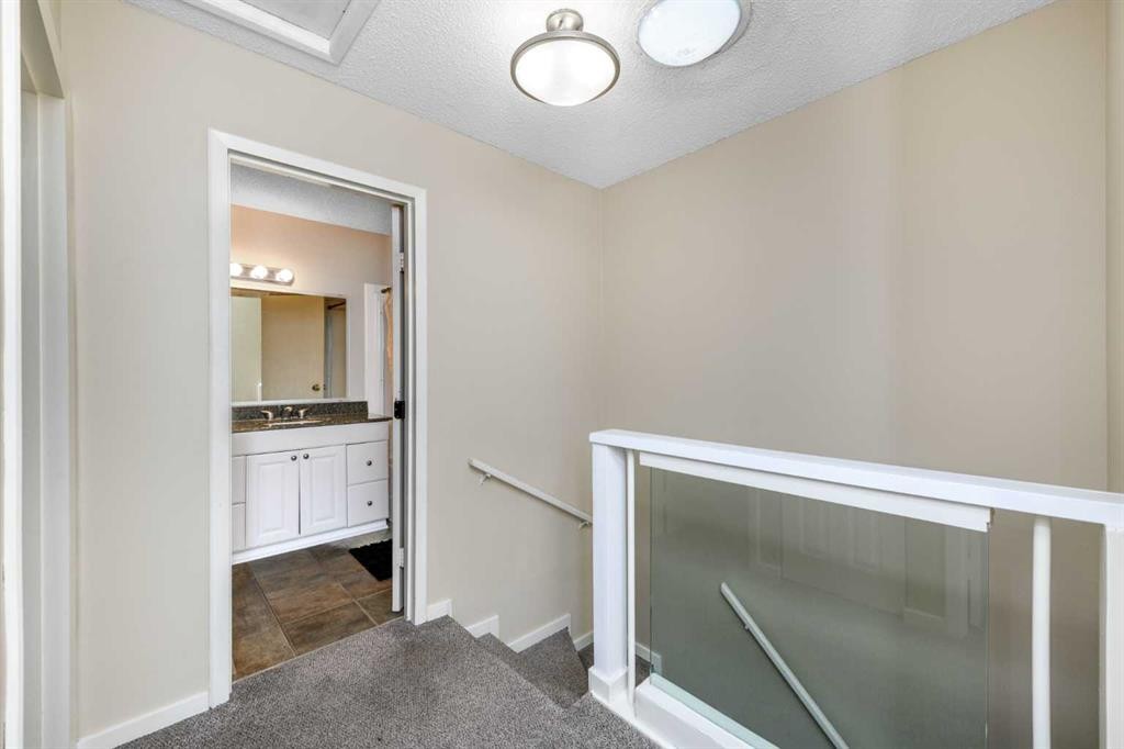 8-643 4 Avenue Ne, Calgary, AB - Indoor Photo Showing Other Room